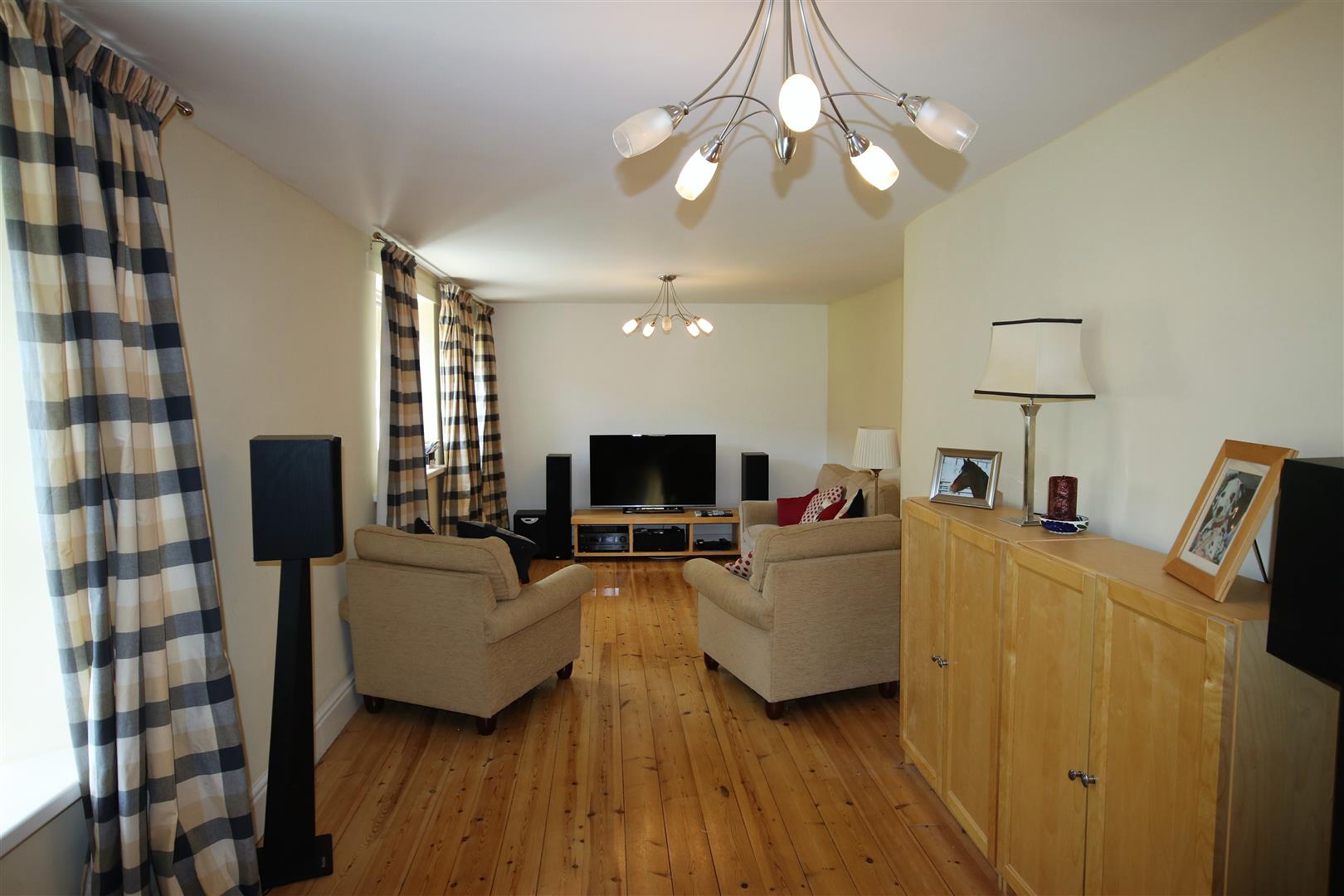 BEDROOM/LOUNGE